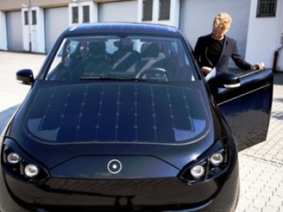 Carro elétrico movido a energia solar se recarrega enquanto anda