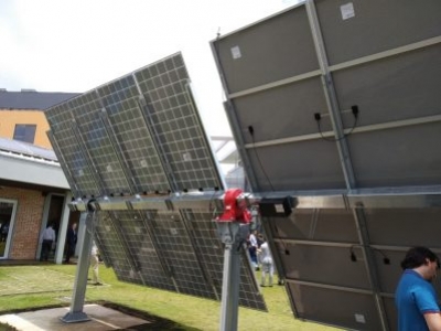 Painéis de energia solar bifaciais chegam ao Brasil e podem gerar até 25% mais energia
