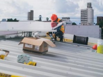Instalação de painéis fotovoltaicos em telhados dobra no País